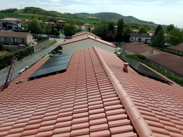 Panneaux solaires sur un toit