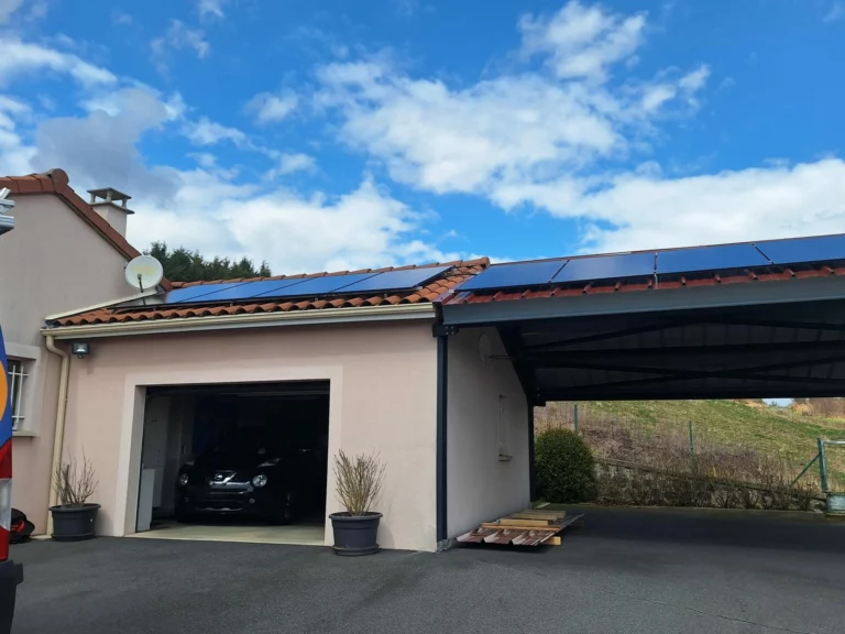 Vue d'ensemble des panneaux solaires sur le garage et le carport