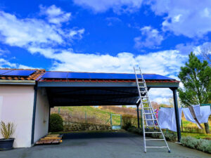 Photographie du carport recevant l'installation des panneaux solaires