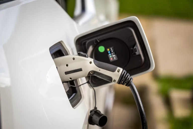 Borne de recharge IRVE branchée à une voiture électrique avec les voyants de charge électrique