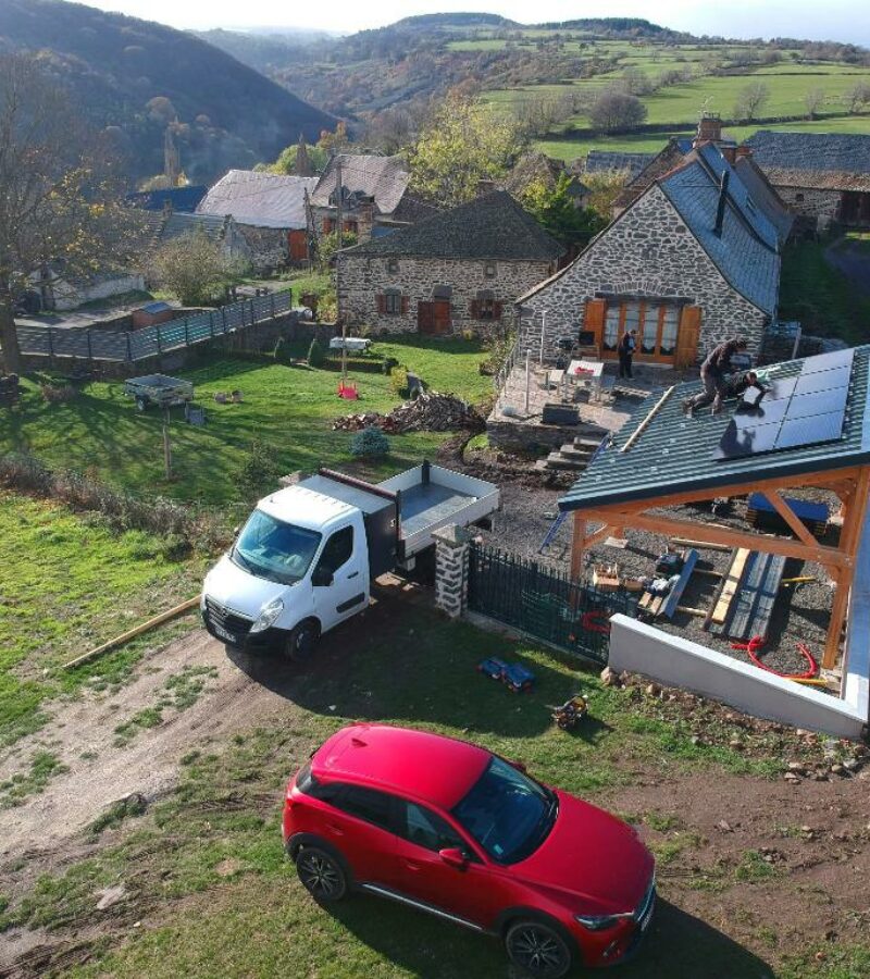 ohe chantier d'installation d'energie renouvelable panneaux solaires sur carport